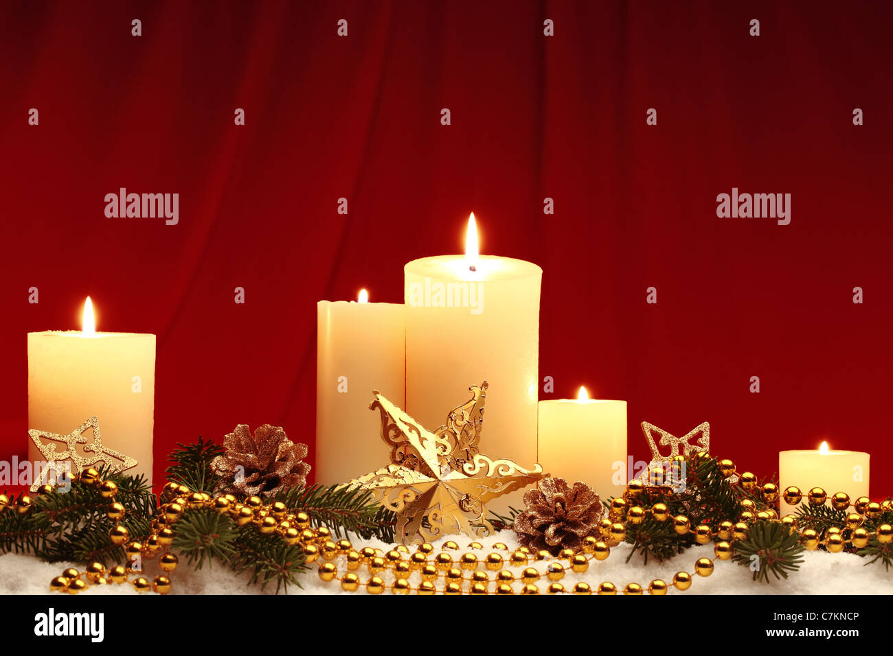 Brûler des bougies dans un paramètre de Noël avec les décorations saisonnières. Banque D'Images