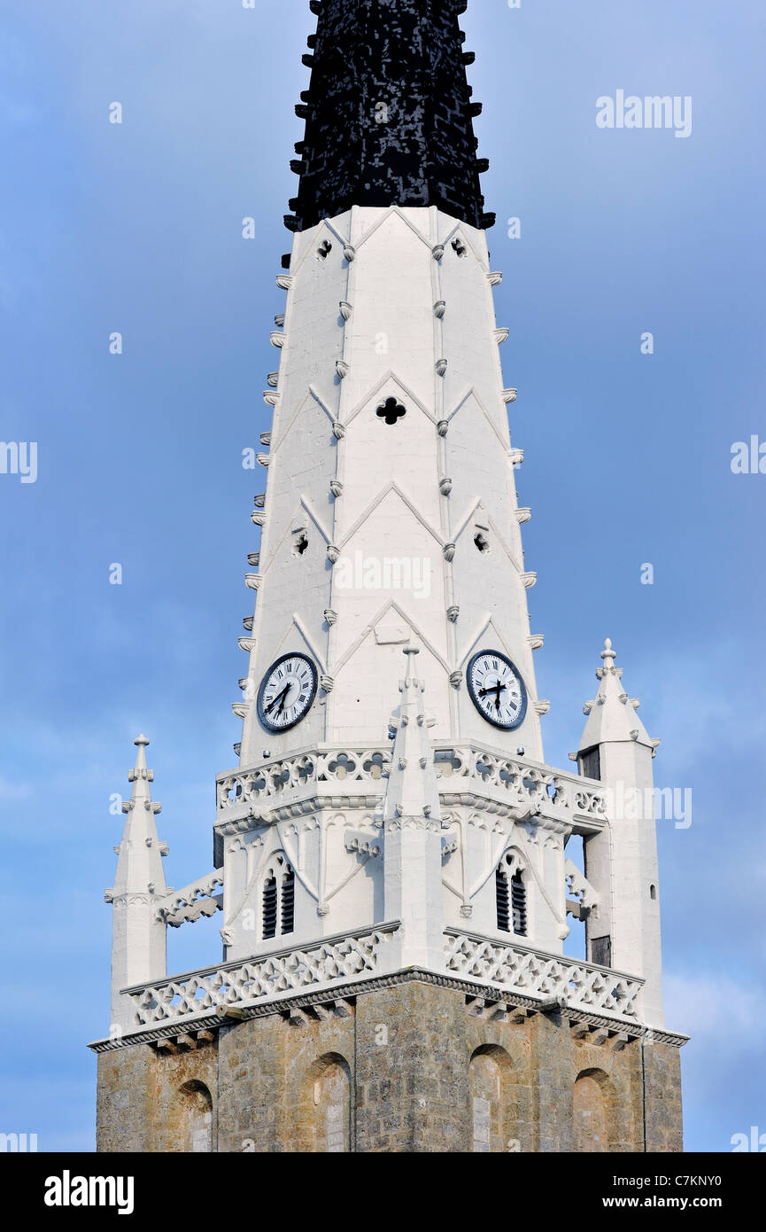 Le noir et blanc clocher d'église Saint Etienne, phare pour les navires à Ars-en-Ré sur l'île Ile de Ré, Charente-Maritime, France Banque D'Images