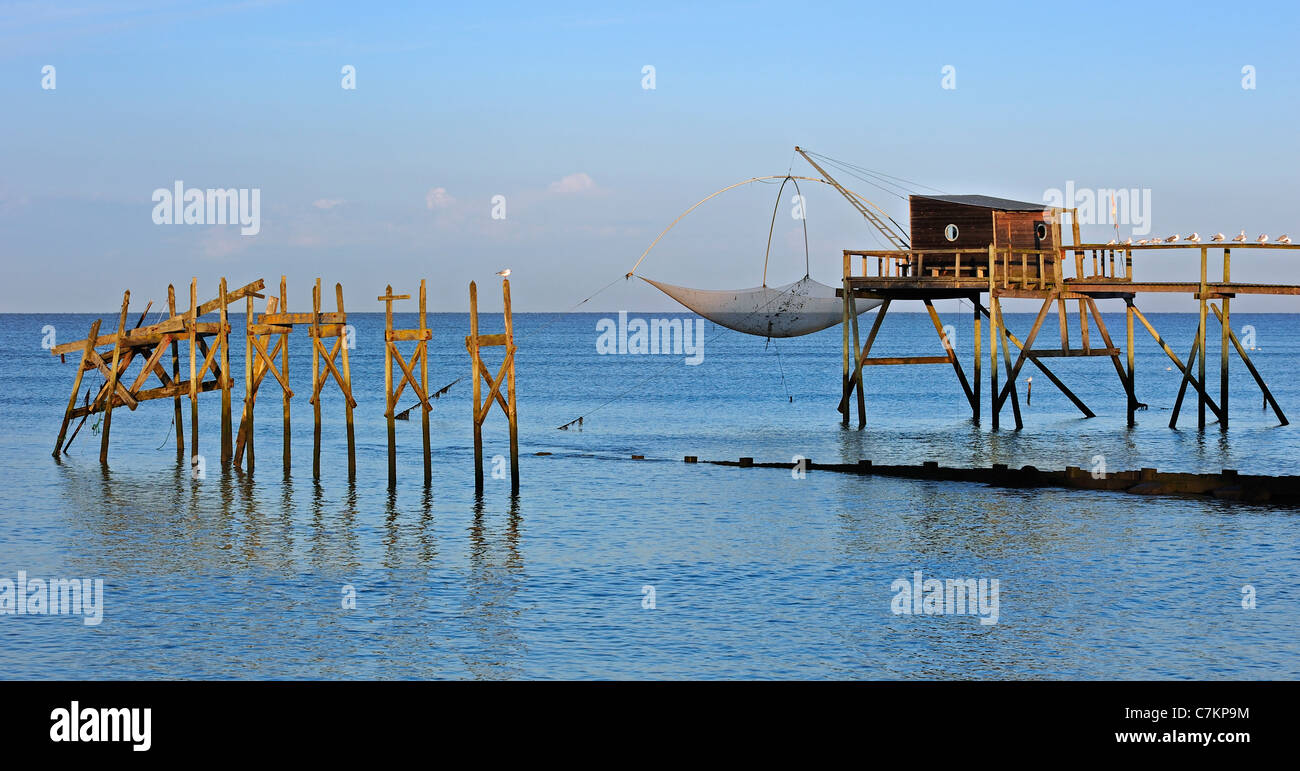 Cabane de pêche carrelet traditionnel avec carrelet sur la plage en mer, Loire-Atlantique, Pays de la Loire, France Banque D'Images