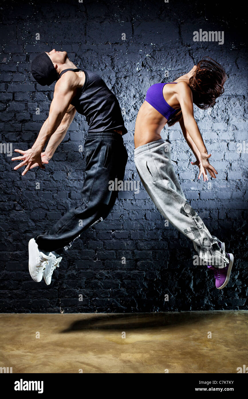 Couple Jeune danseur de saut. Sur le mur arrière-plan. Banque D'Images