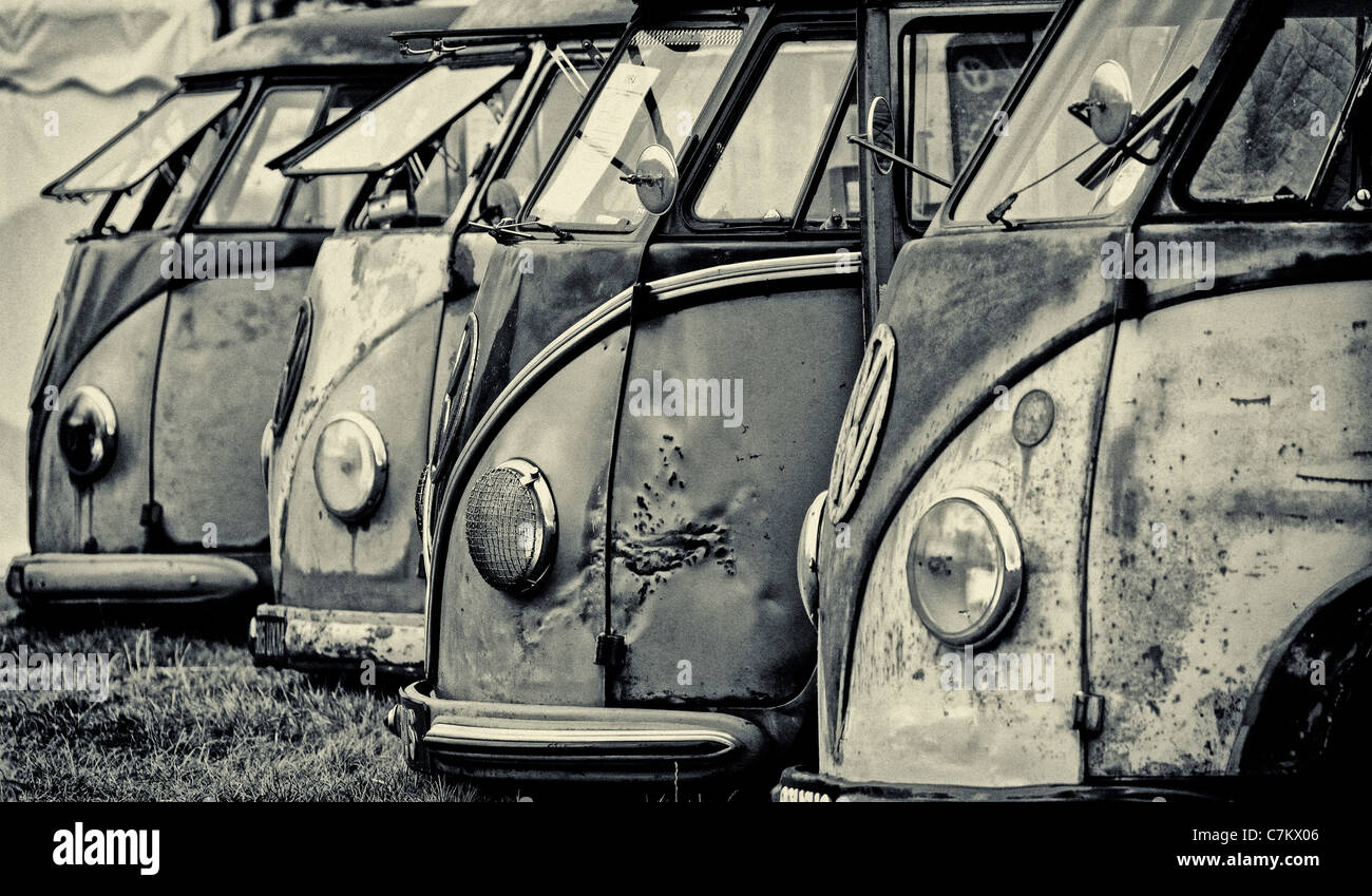 Quatre vieux et fatigués cars Volkswagen combi Banque D'Images