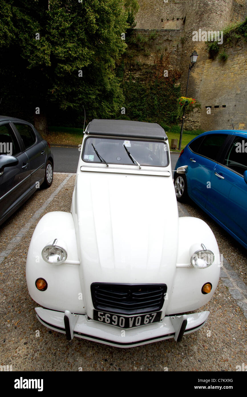 2CV Citroen en rallye parking Chateau de Cheverny Loire Valley France Banque D'Images