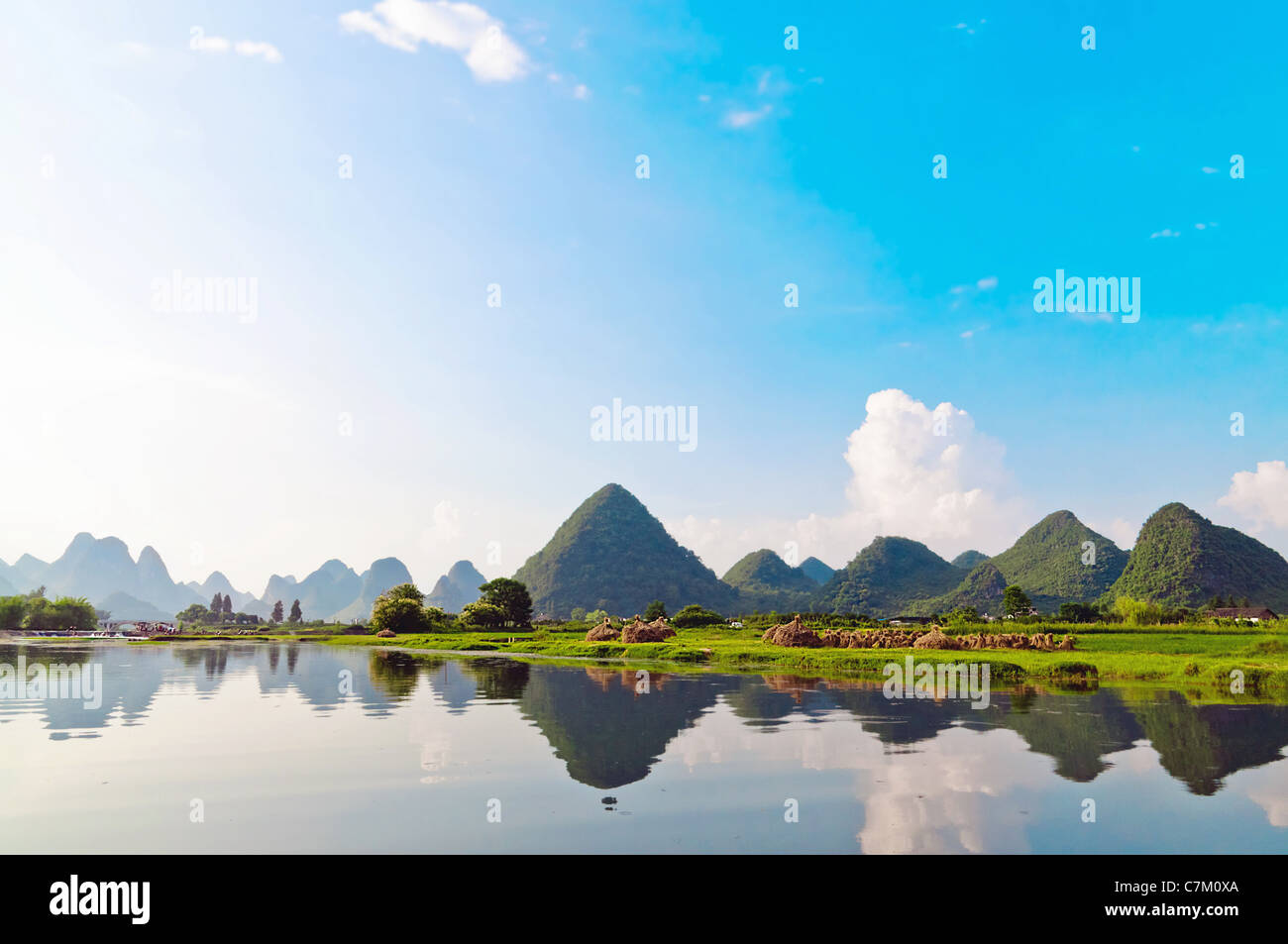Reflet de la rivière Li en muntains paysage dans la lumière du matin, près de Guilin, Yangshuo Banque D'Images