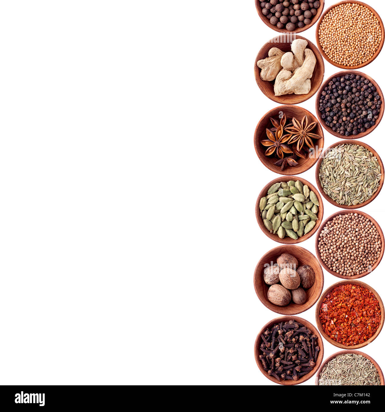 Bols en bois plein de différentes épices sur fond blanc Banque D'Images