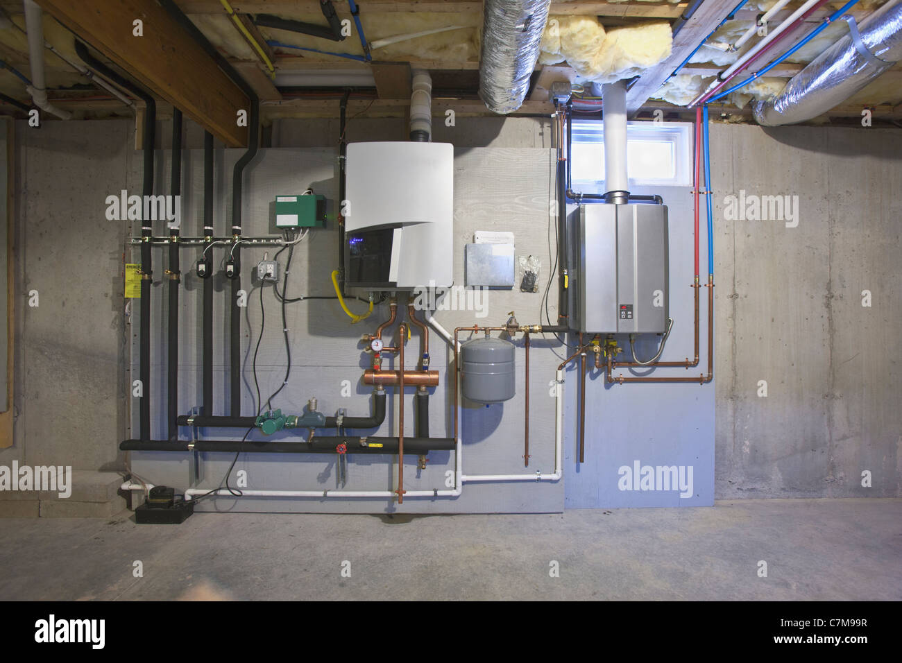 Chauffe-eau chaude dans le sous-sol d'une technologie verte Accueil Banque D'Images