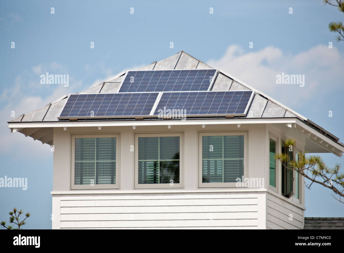 L'électricité solaire panneaux sur toit de la technologie verte Accueil Banque D'Images