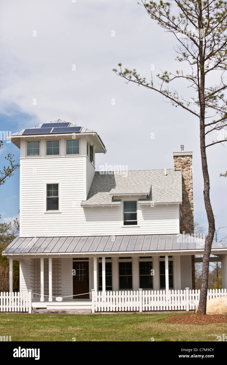 La technologie verte à la maison avec un toit réfléchissant la lumière du porche, et l'électricité solaire décoratifs Banque D'Images
