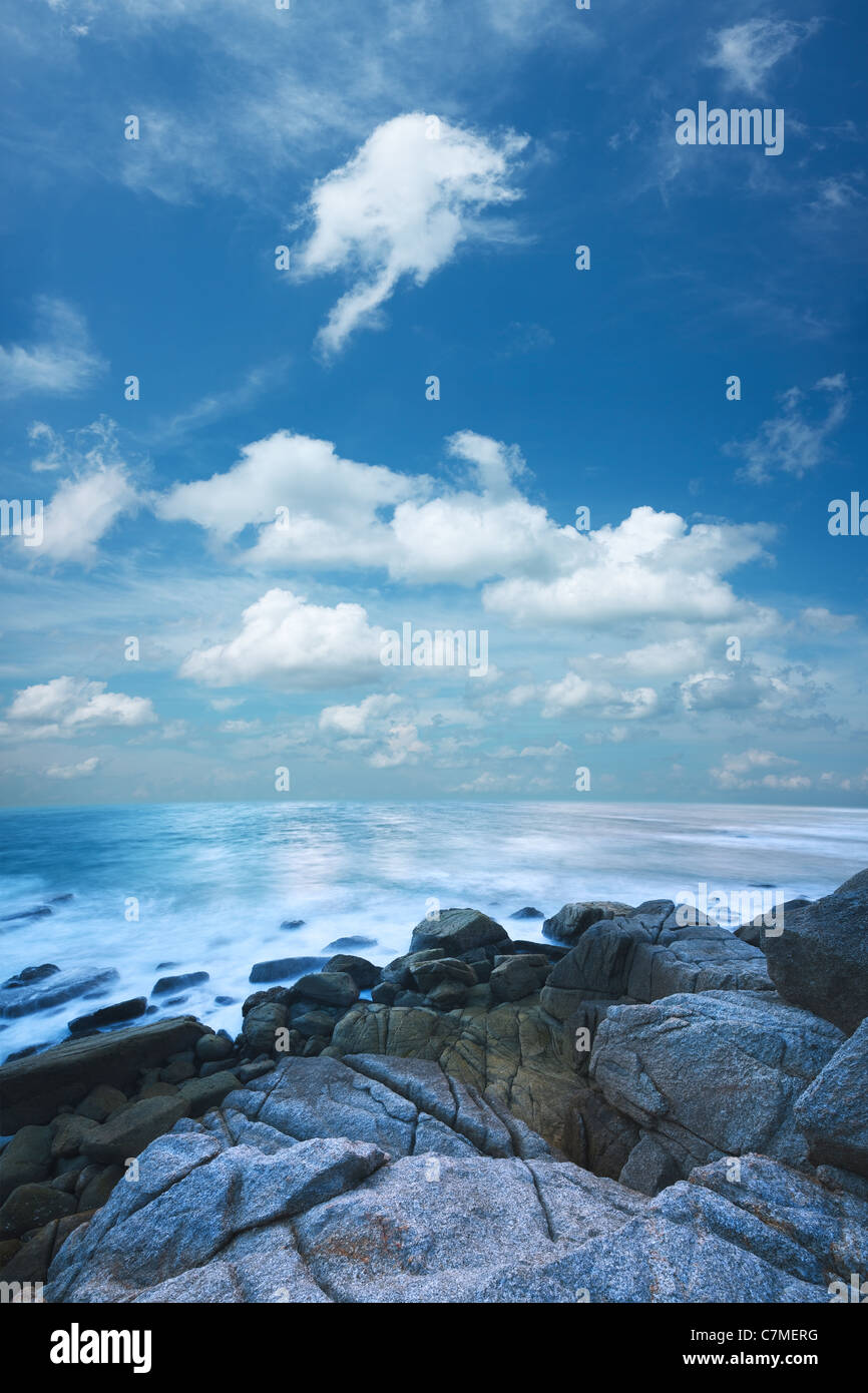 Beaux paysages de la mer le matin. Composition verticale, d'une exposition longue shot. Banque D'Images