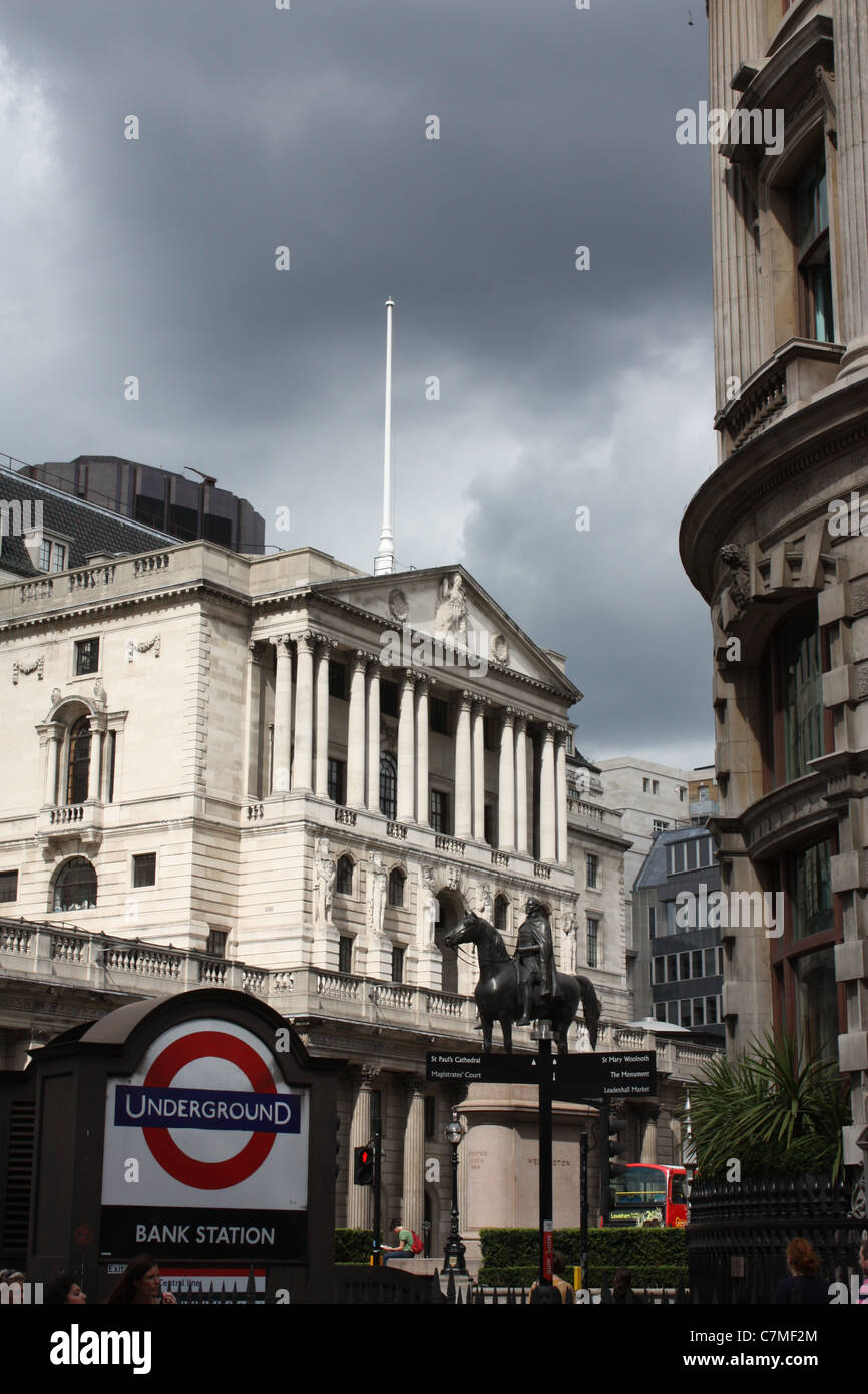 Sombres nuages sur la banque d'Angleterre Banque D'Images