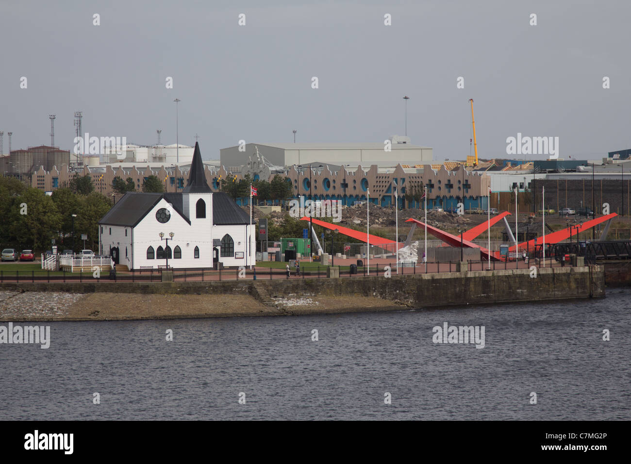 L'Église norvégienne et nouveau pont, Cardiff Bay, avec le BBC Drama Village de la distance Banque D'Images