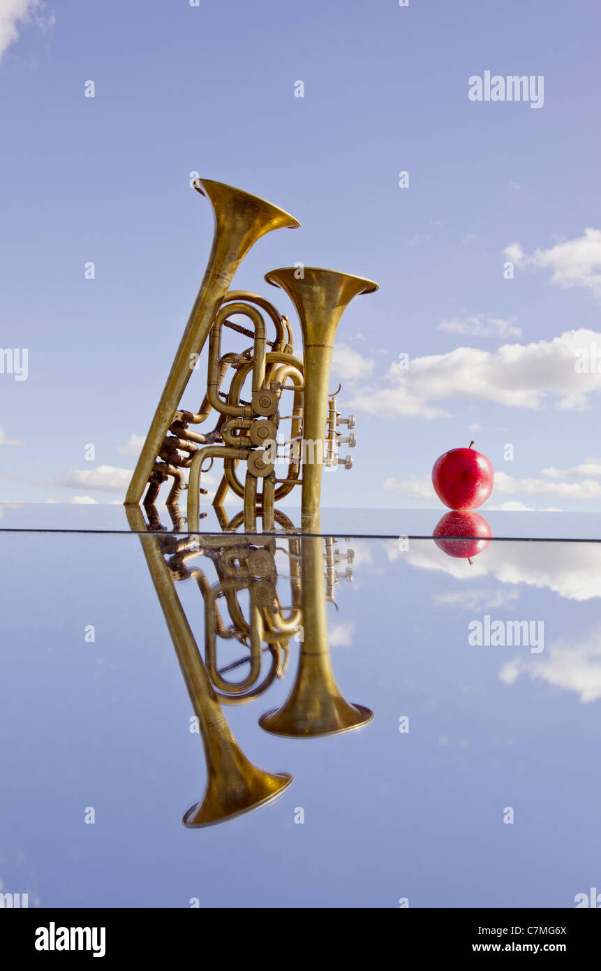 Deux cuivres sur miroir et red apple Banque D'Images