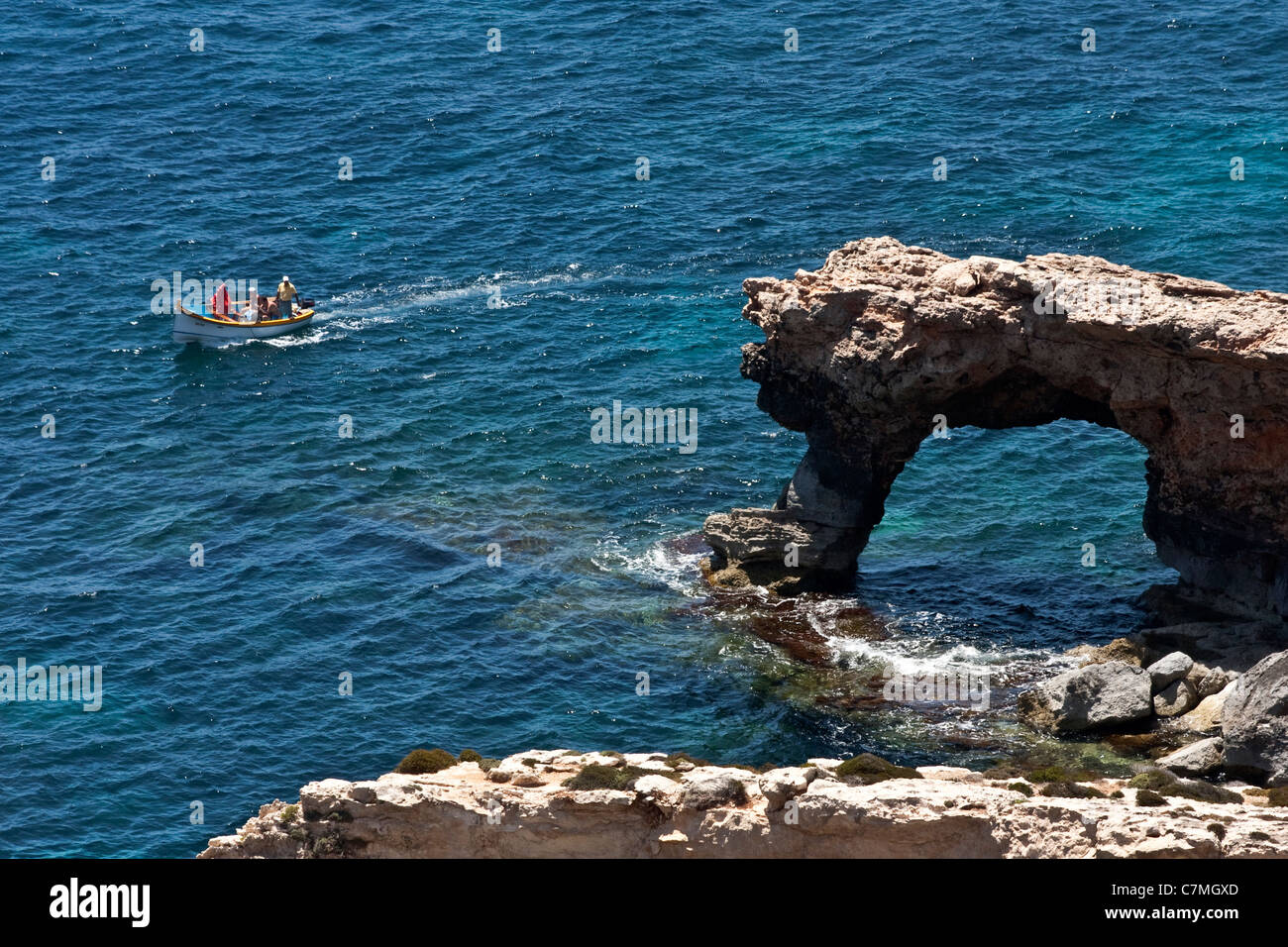 Bateau de pêcheur typique à Malte et de formations rocheuses naturelles Banque D'Images