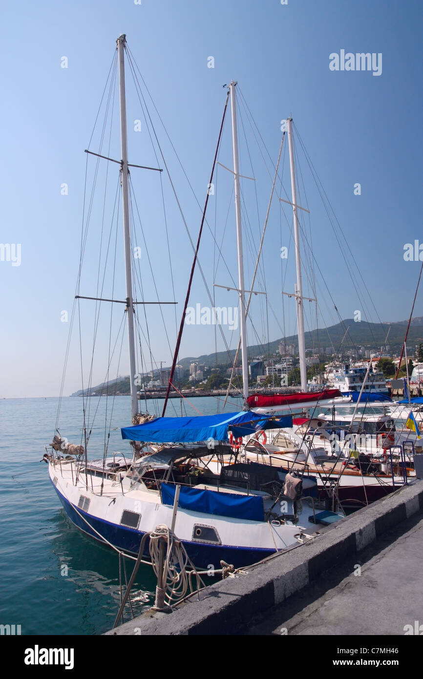 Yachts amarrés sur le front de la ville maritime Banque D'Images