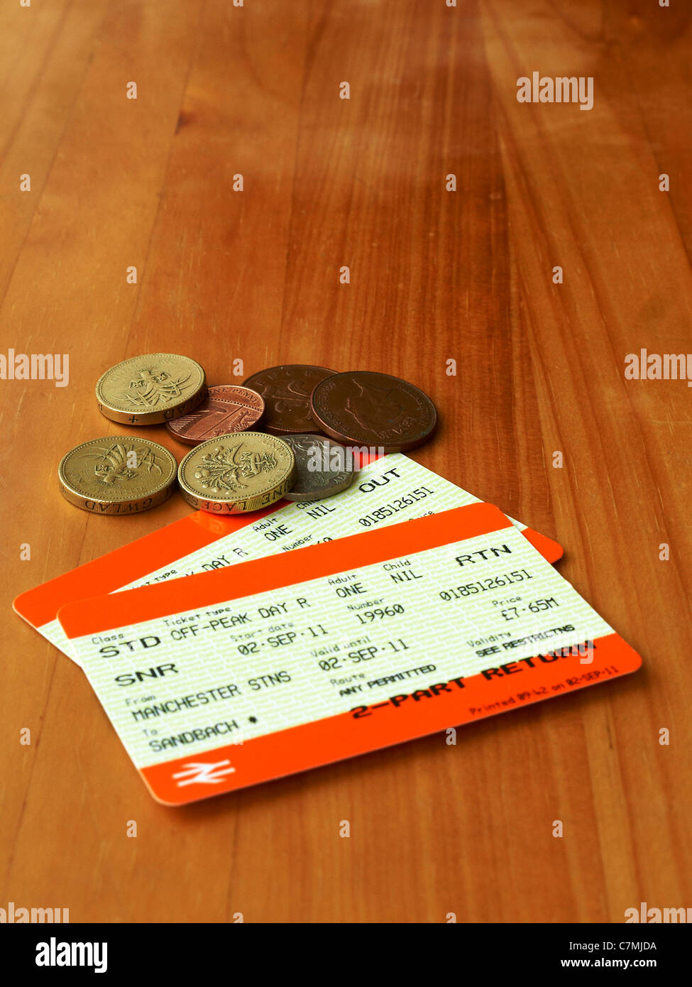 Les billets de train avec des pièces en anglais Banque D'Images