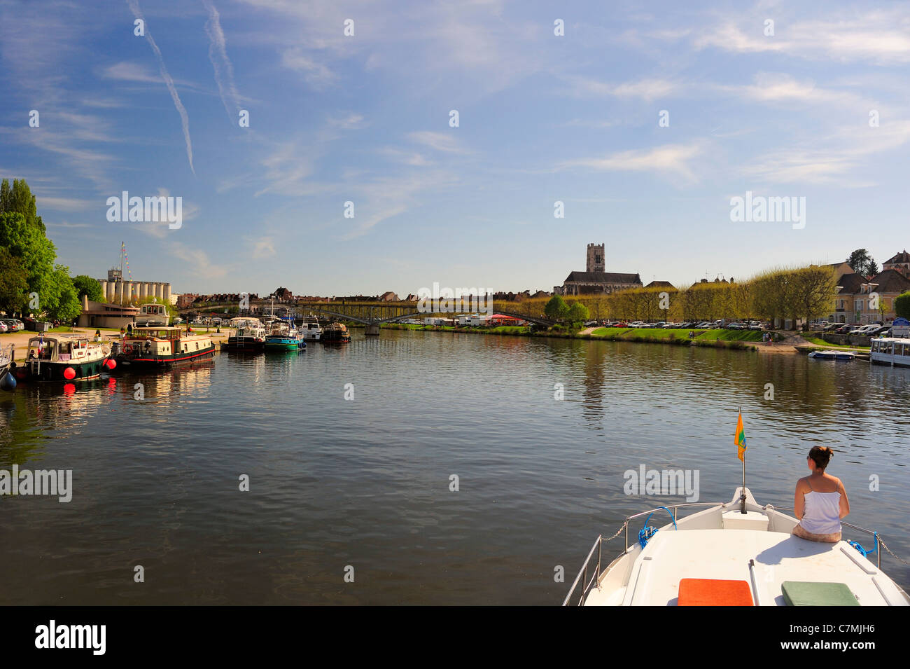 La Cathédrale de Saint Etienne à Auxerre, à partir de la rivière l'Yonne. L'espace pour le texte dans le ciel. Banque D'Images