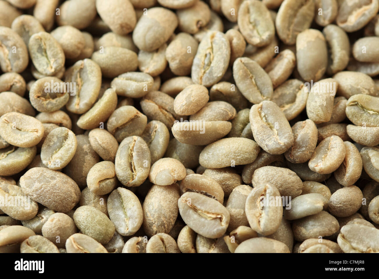 Les grains de café vert à l'arrière-plan un angle avec selective focus Banque D'Images