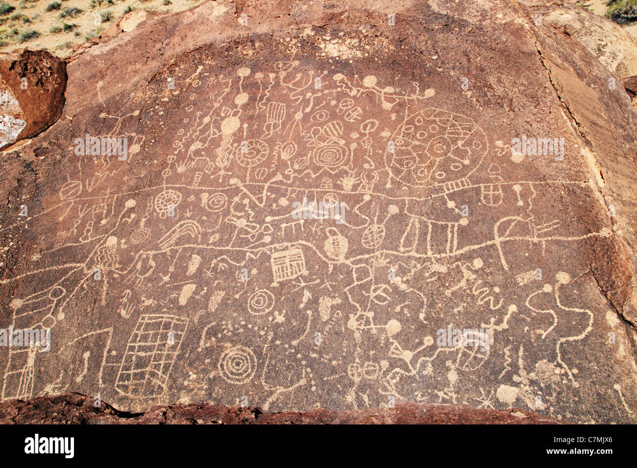 Native American pétroglyphes rupestres creusées dans le tuf volcanique Banque D'Images