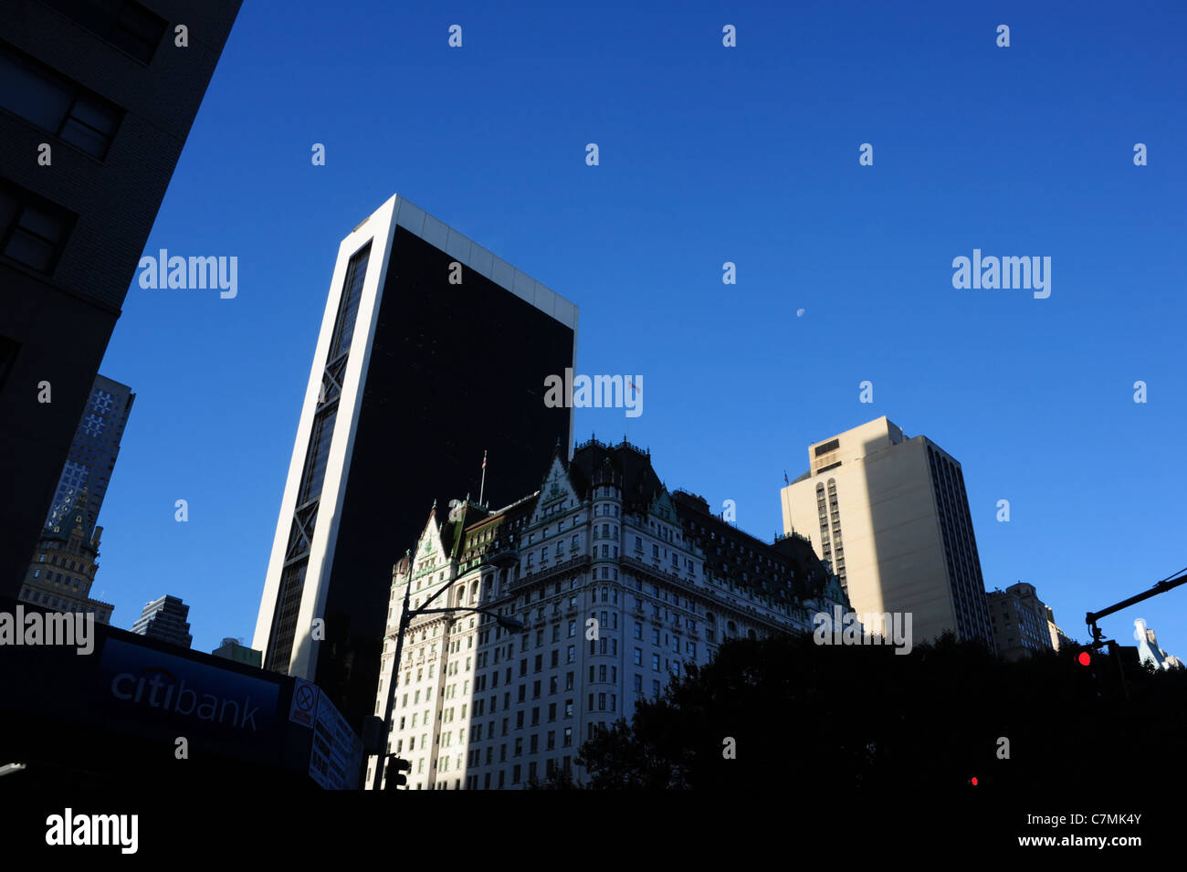 Ciel bleu voir la 5e Avenue, des gratte-ciel, de l'hôtel Plaza, Solow Building, de l'Est 60e Rue, Grand Army Plaza, New York City Banque D'Images