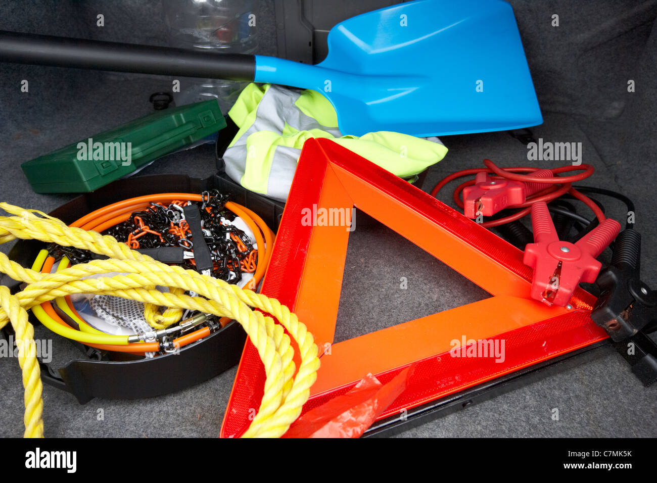 L'équipement de secours d'hiver dans le coffre d'une voiture y compris pelle à neige chaînes à neige corde Gilet haute visibilité câbles de démarrage avertissement triang Banque D'Images