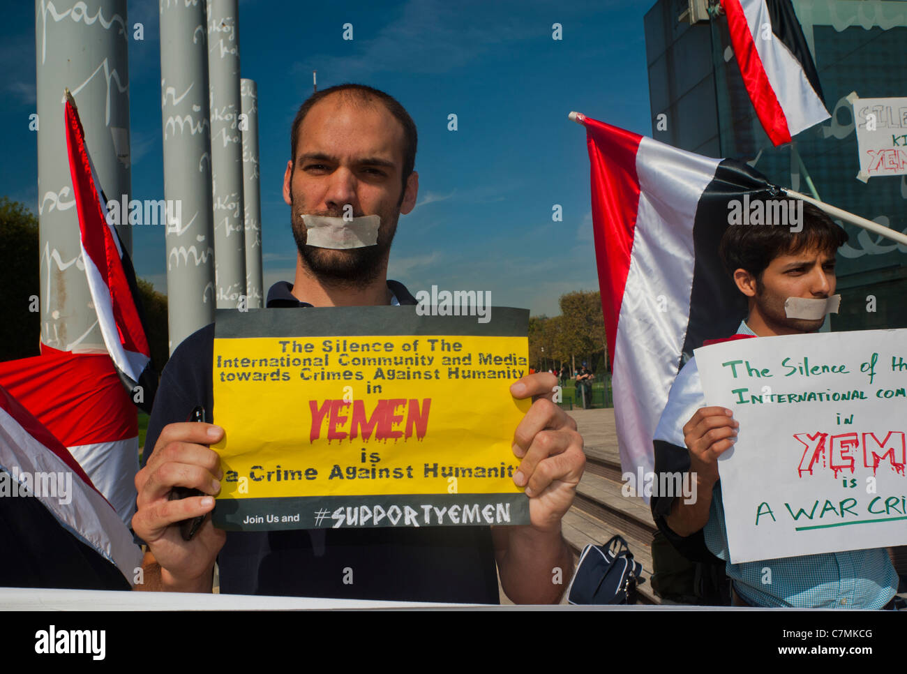 Paris, France, manifestation du Printemps arabe en soutien à la Révolution du Yémen à la paix mon-ument. Les manifestants signent un rassemblement pour la paix "crime contre l'humanité", protestent pour la paix Banque D'Images