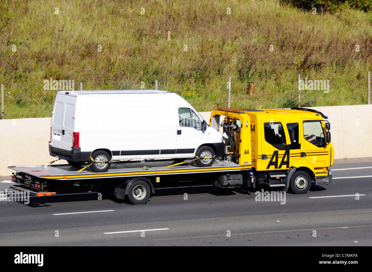 Vue latérale du camion de sauvetage recouvrement AA ventilation transporteur routier transport blanc sans marque van en voiture sur autoroute M25 Essex England UK Banque D'Images