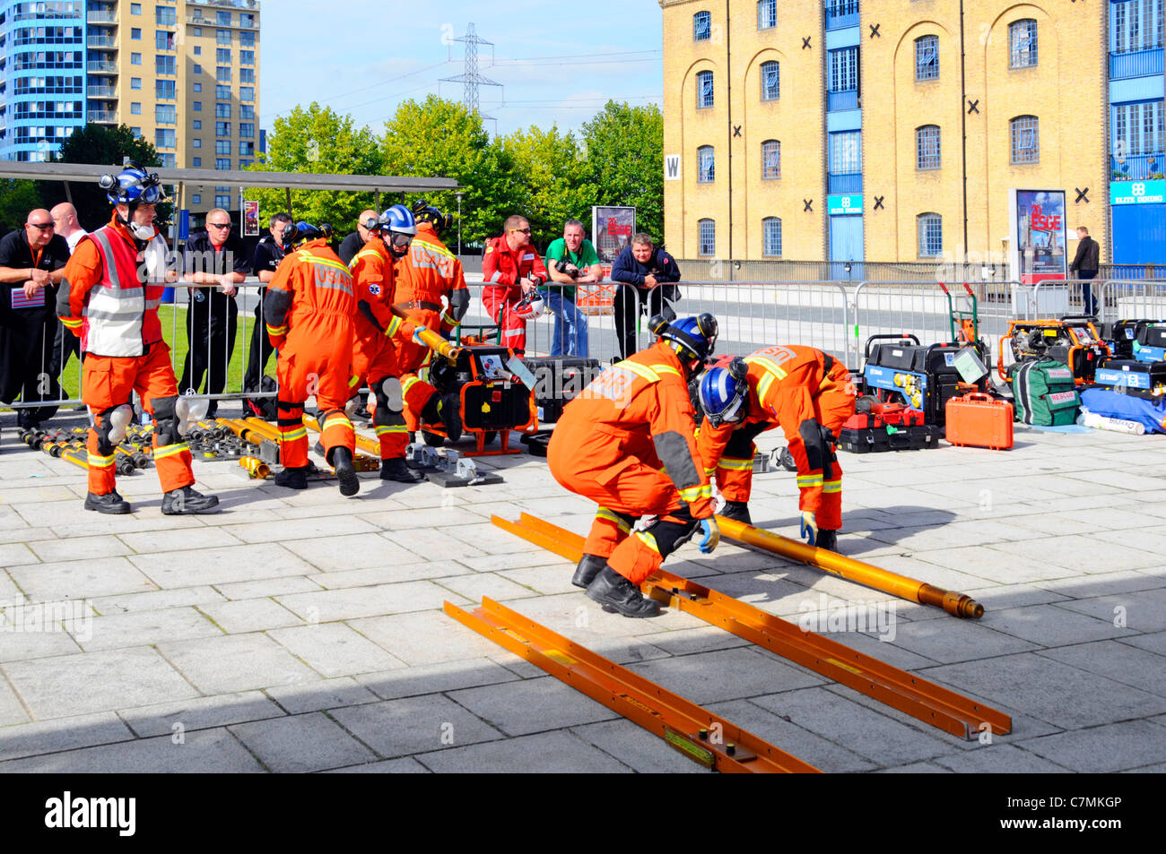 La recherche et sauvetage urbain Pompiers services d'urgence et les équipes participant à l'étude au Royaume-Uni Rescue Challenge event de l'assemblage des unités d'étayage temp UK Banque D'Images