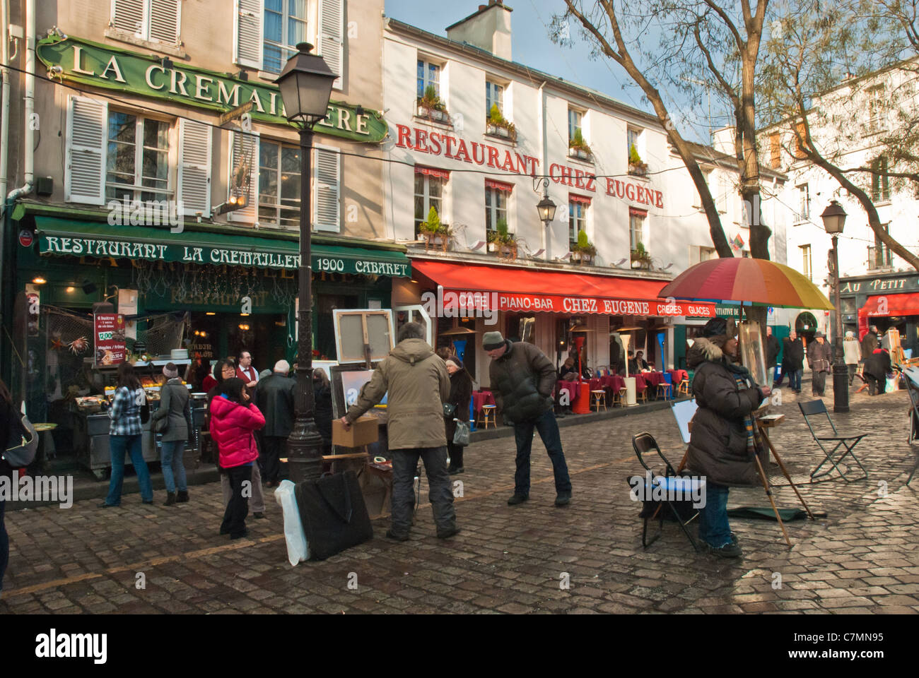 Scène de rue colorée et atmosphérique avec cafés et restaurants dans le quartier des artistes de Montmartre Banque D'Images