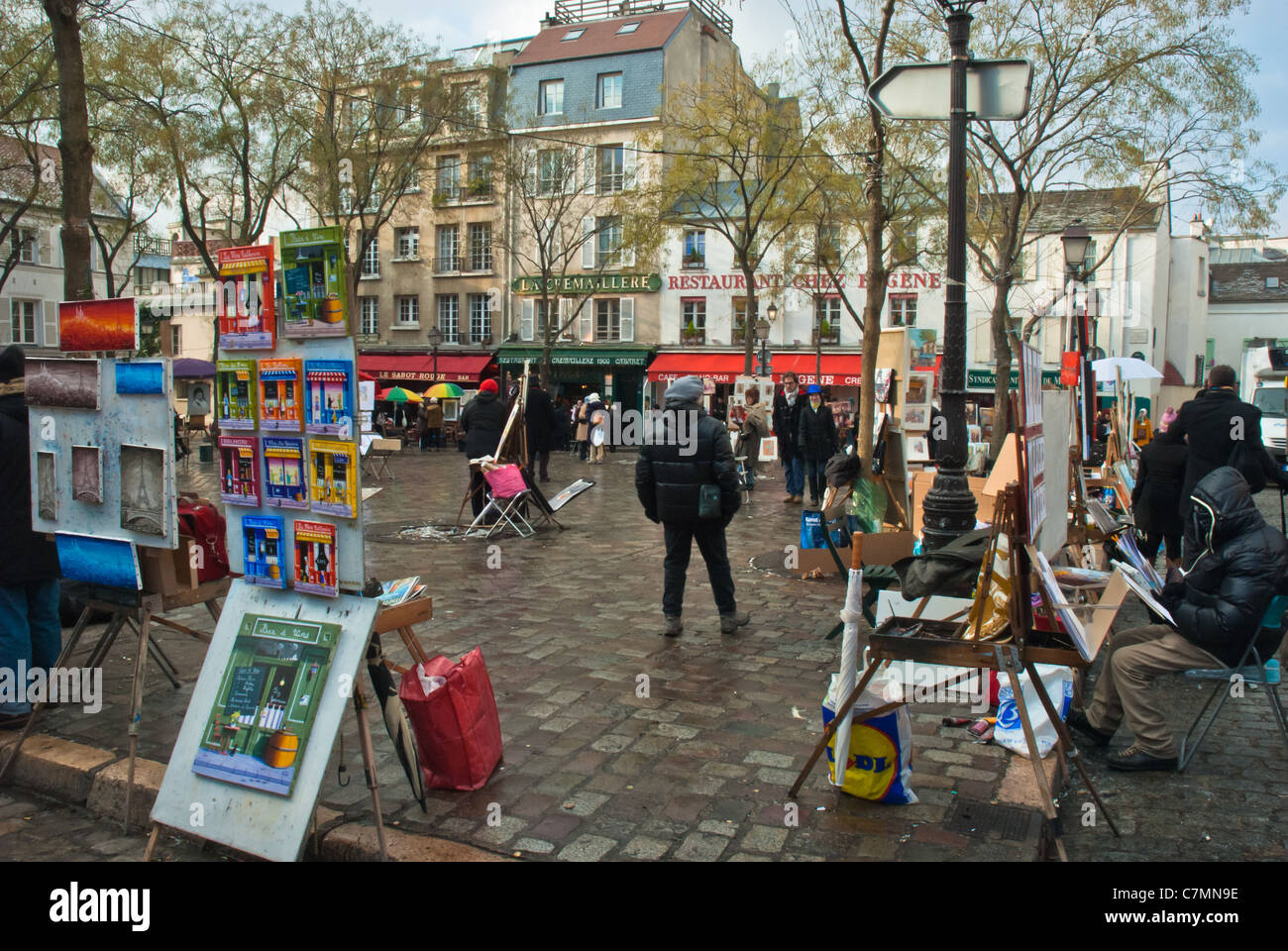 [Place de Tertre] Montmarte, peintures d'artistes mis en place pour vendre en face de cafés colorés. Banque D'Images