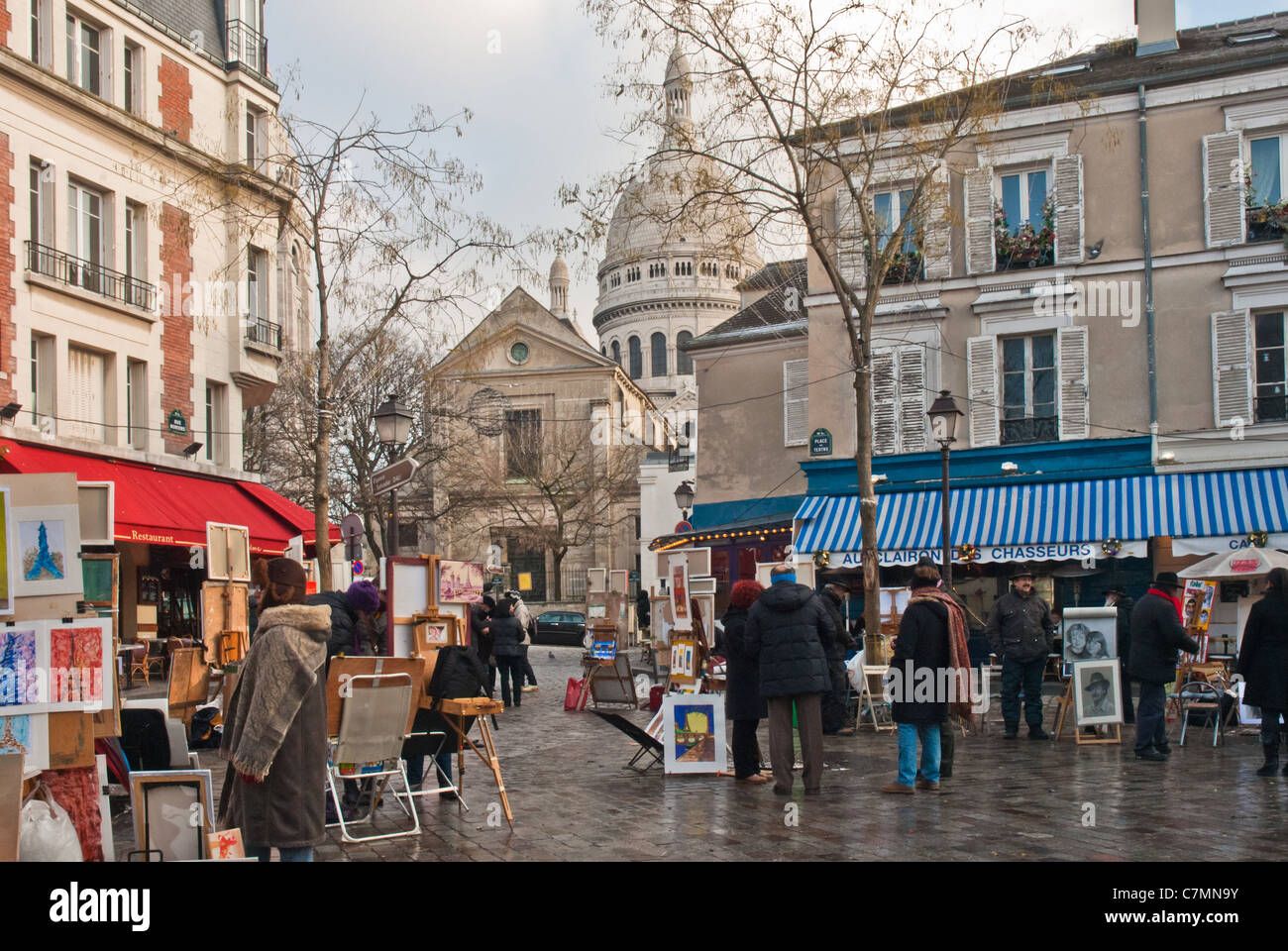 Scène de rue, l'atmosphère de Montmartre. Avec des peintures d'artistes/ chevalets et devantures colorées avec la Basilique du Sacré Cœur Banque D'Images