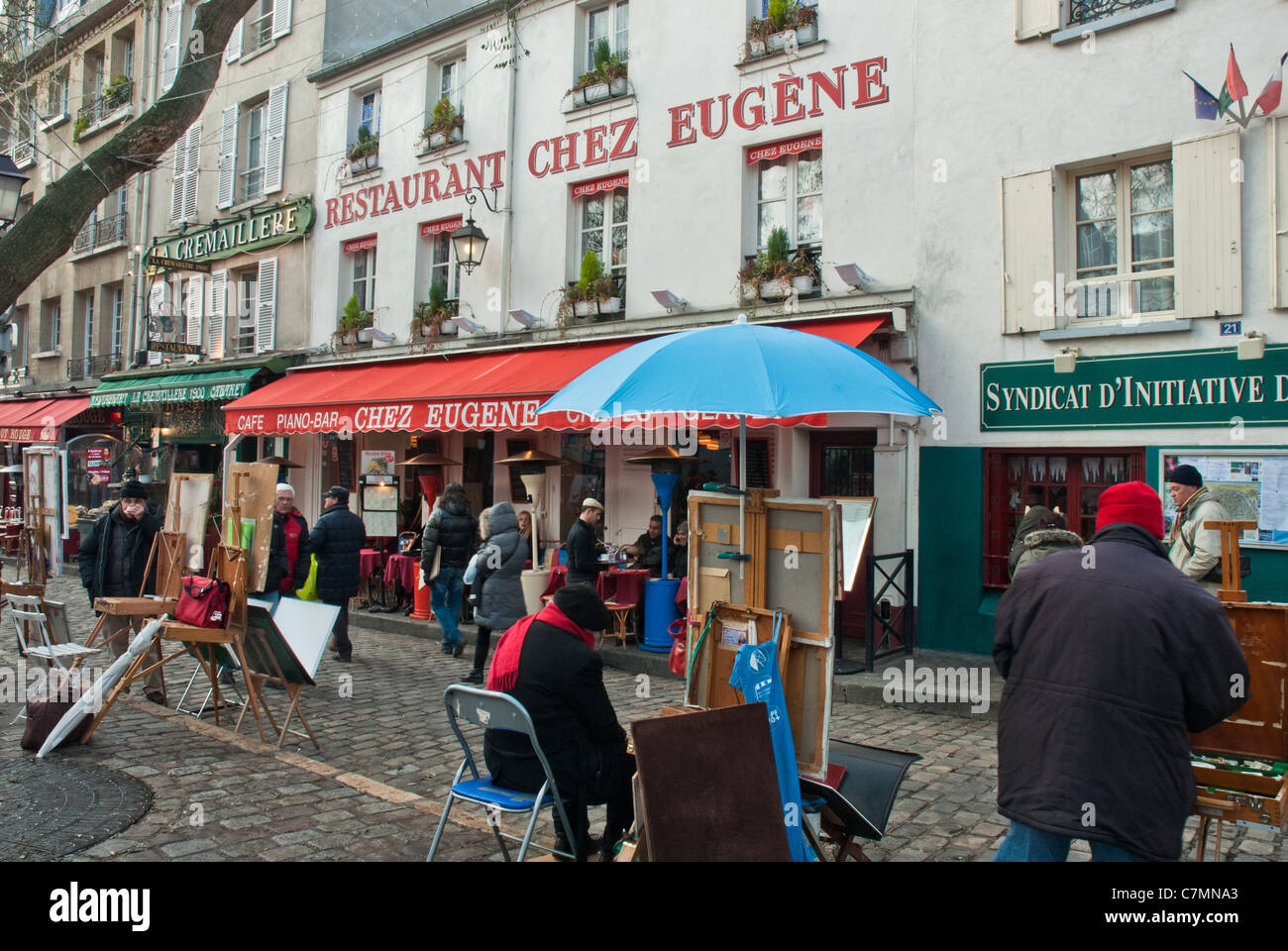 Paris. Automne / Hiver 24. Les artistes locaux mis sur pied chevalets en face du restaurant Chez Eugène, la Place du Tertre, Montmartre. Banque D'Images
