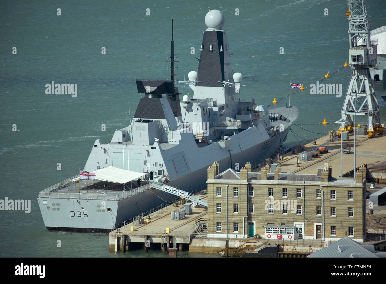 Le HMS Dragon destroyer Type 45 à quai dans le port de Portsmouth Banque D'Images