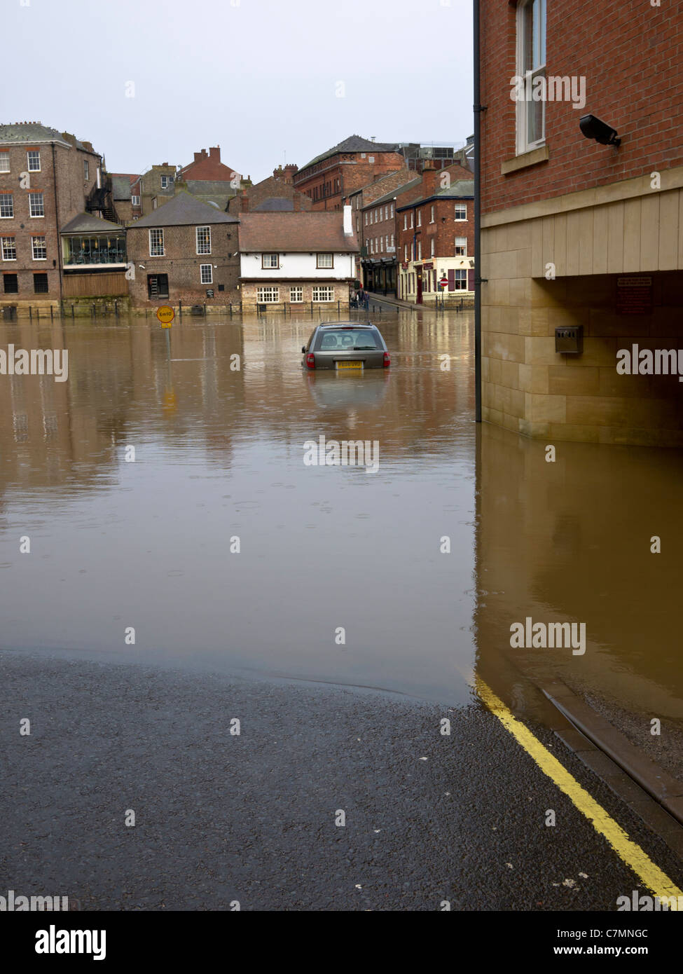 Voiture inondée comme la rivière Ouse éclate c'est les banques du centre-ville de York. Banque D'Images