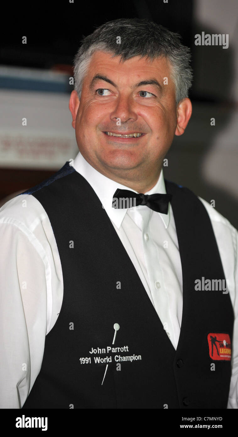 UK, John Parrott, professionnel, et l'ancien champion du monde, joueur de snooker et personnalité de la télévision la lecture d'une série de matchs d'exhibition Banque D'Images