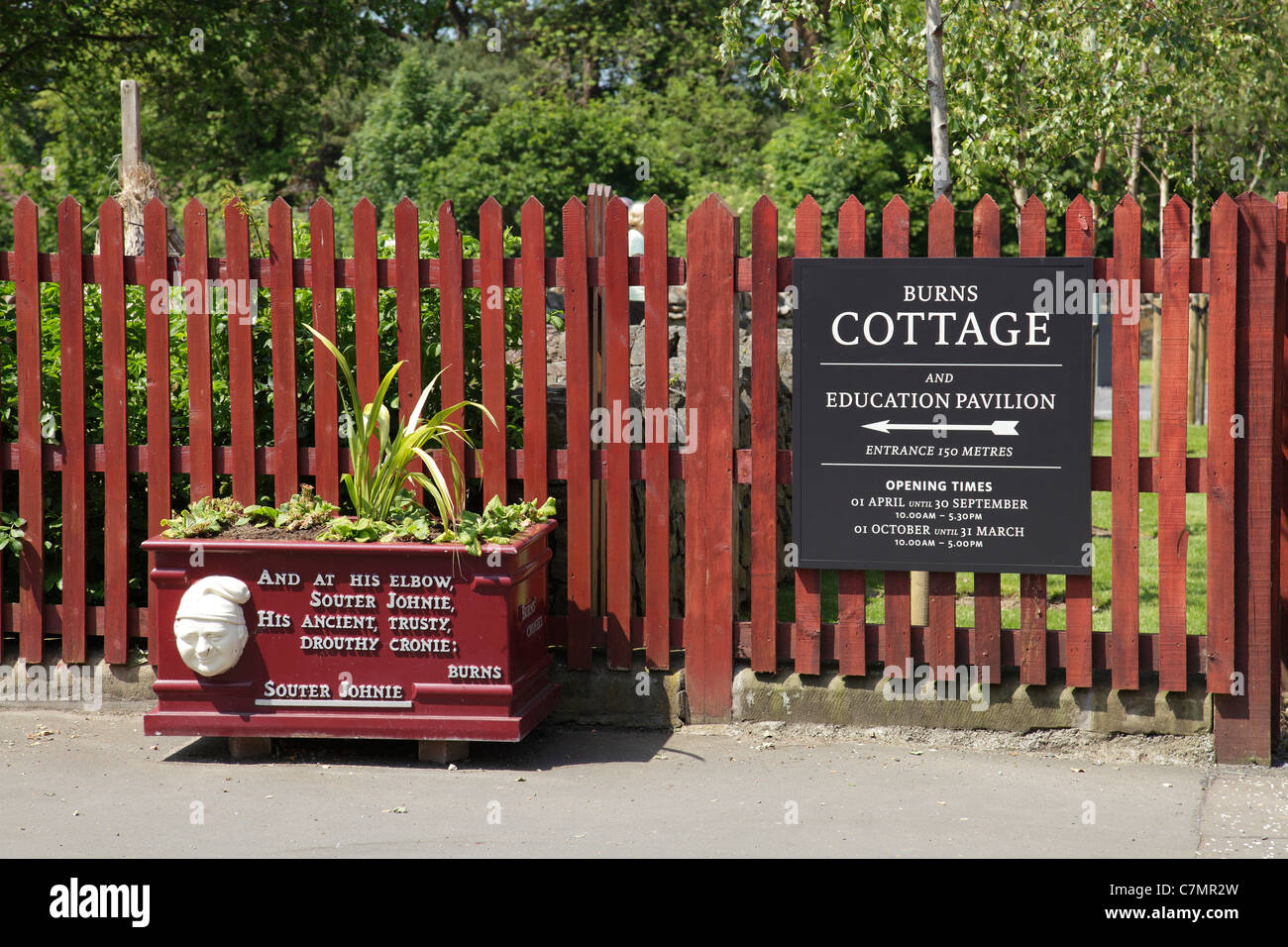 Un panneau pour Burns Cottage et Education Pavillion à Alloway, South Ayrshire, Écosse, Royaume-Uni Banque D'Images