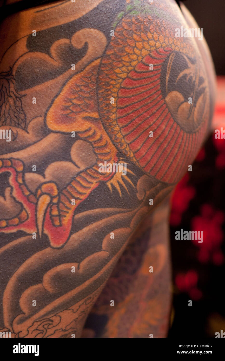 Mme Lepa Dinisi tatouages japonais traditionnel affiche qui couvre sa cuisse supérieure à 2011 Convention internationale de tatouages, le tabac Dock, London Banque D'Images