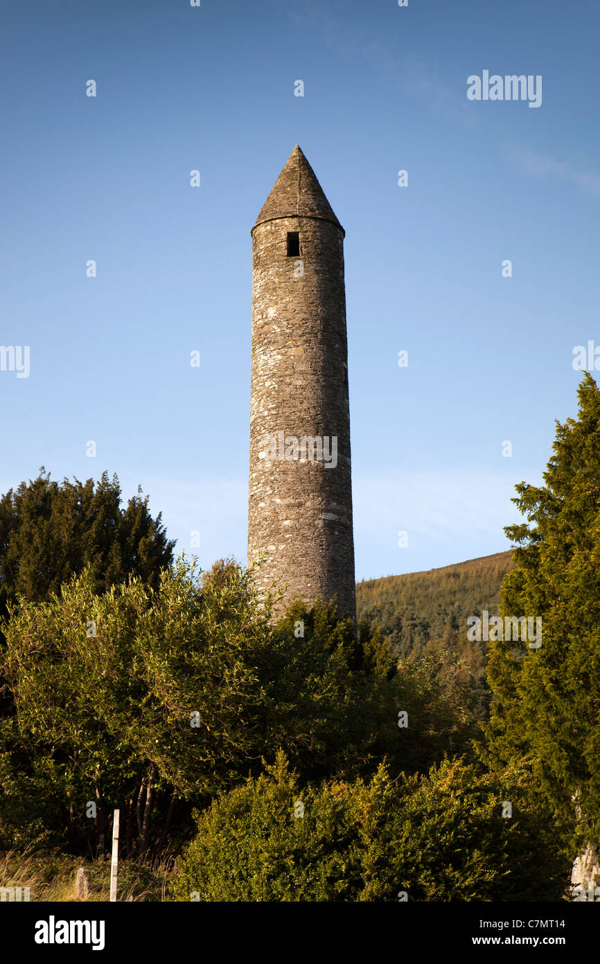 L'Irlande, Co Wicklow, Glendalough, site monastique historique, tour ronde utilisée comme défense contre l'attaque des Vikings Banque D'Images