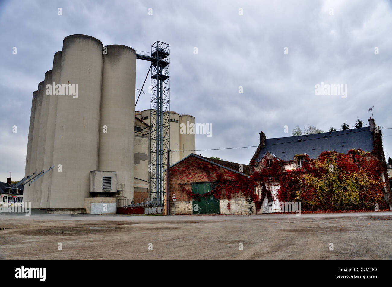 French house à côté de la zone industrielle en France à Vic-sur-Aisne Berny-Rivière France Banque D'Images