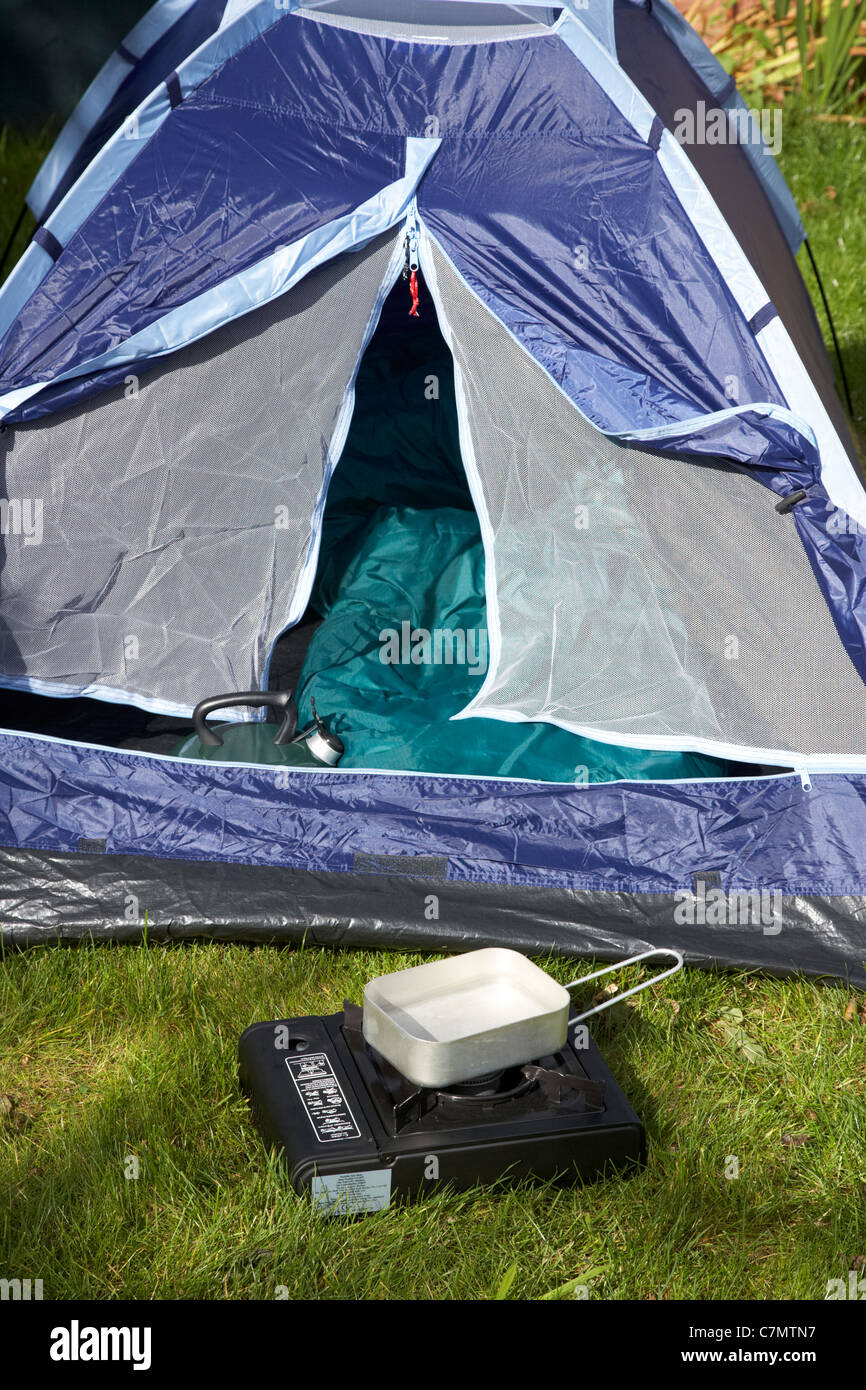 L'ébullition de l'eau dans une gamelle sur un réchaud de camping gaz devant  une tente Photo Stock - Alamy