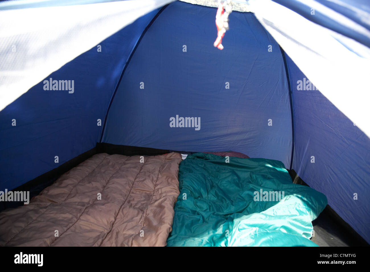 Deux sacs de couchage qui pose à l'intérieur d'une petite tente dôme Banque D'Images