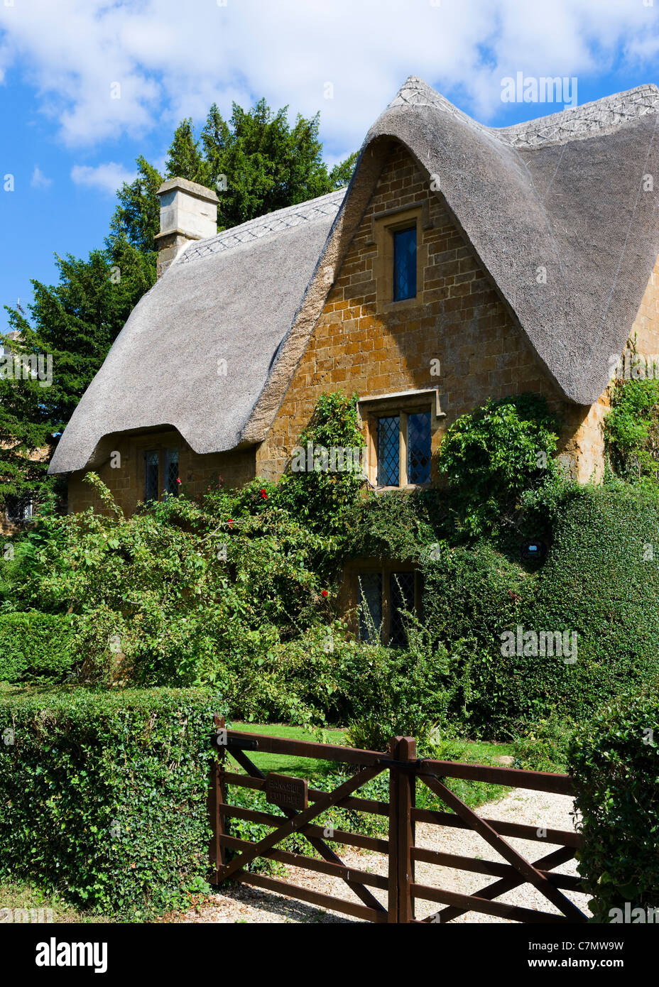 Chaumière dans le village de Cotswold Chadlington, Oxfordshire, England, UK Banque D'Images