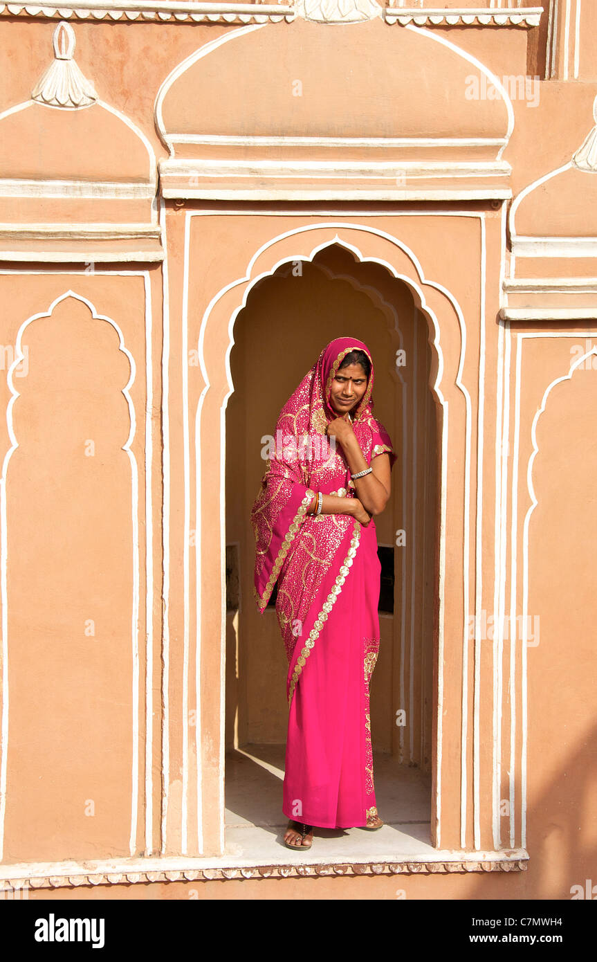 Femme en sari traditionnel debout dans l'intérieur de porte en arche Hawa Mahal ou Palais des Vents Jaipur Rajasthan Inde Banque D'Images