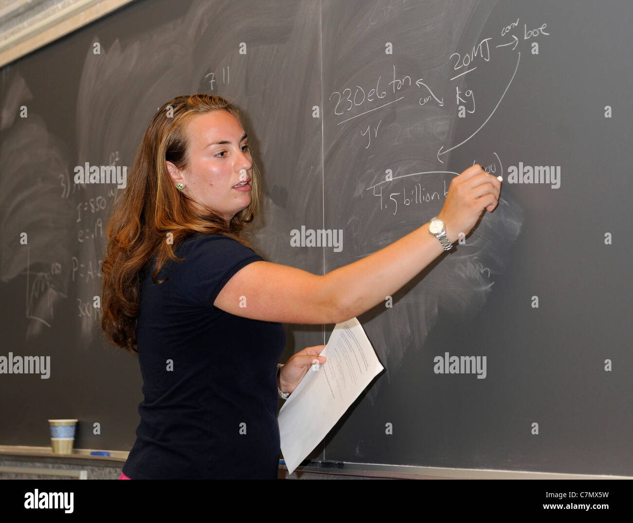La physique de l'université de Yale graduate student Alyssa Siefert enseigne une classe de l'École d'été de Yale. Banque D'Images