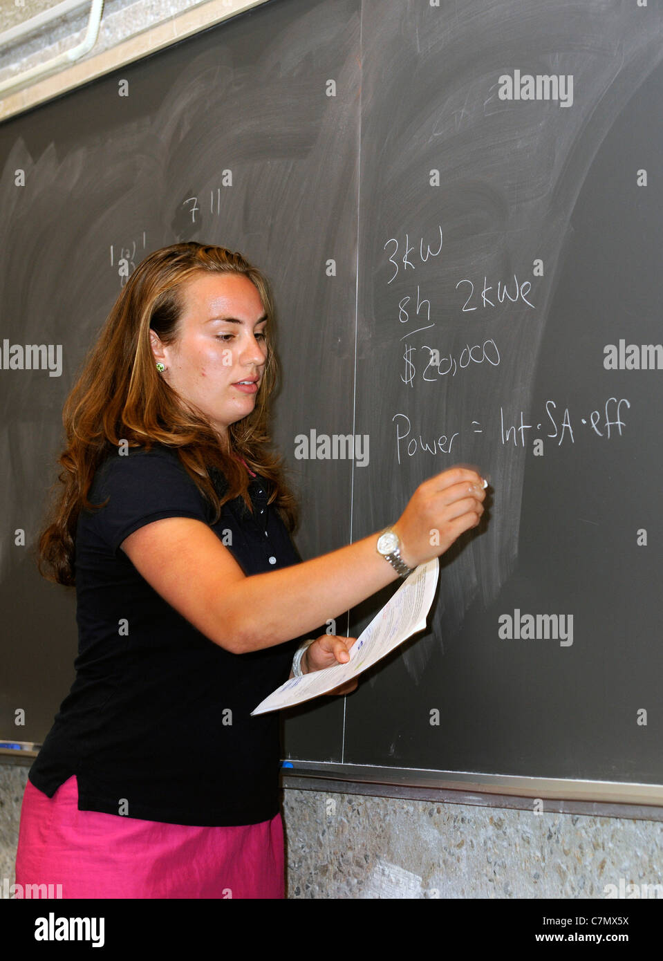 La physique de l'université de Yale graduate student Alyssa Siefert enseigne une classe de l'École d'été de Yale. Banque D'Images