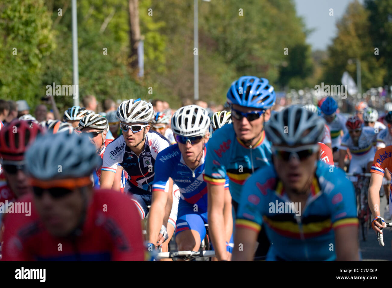 Gros plan de l'course sur route les cyclistes aux Championnats du monde de cyclisme sur route 2011 Banque D'Images