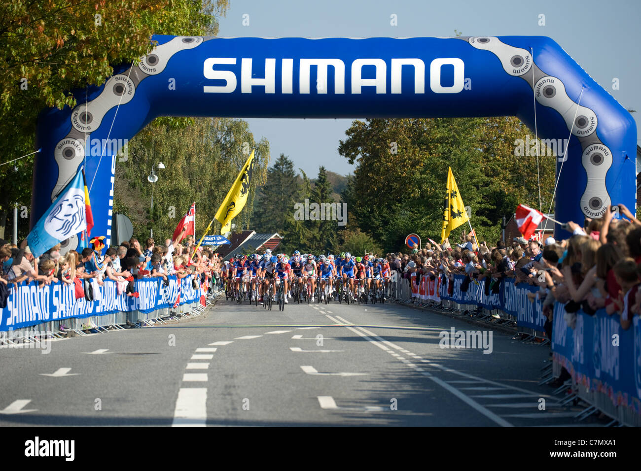 Les coureurs passant par l'entrée de la Shimano Championnats du Monde Route UCI 2011 Banque D'Images