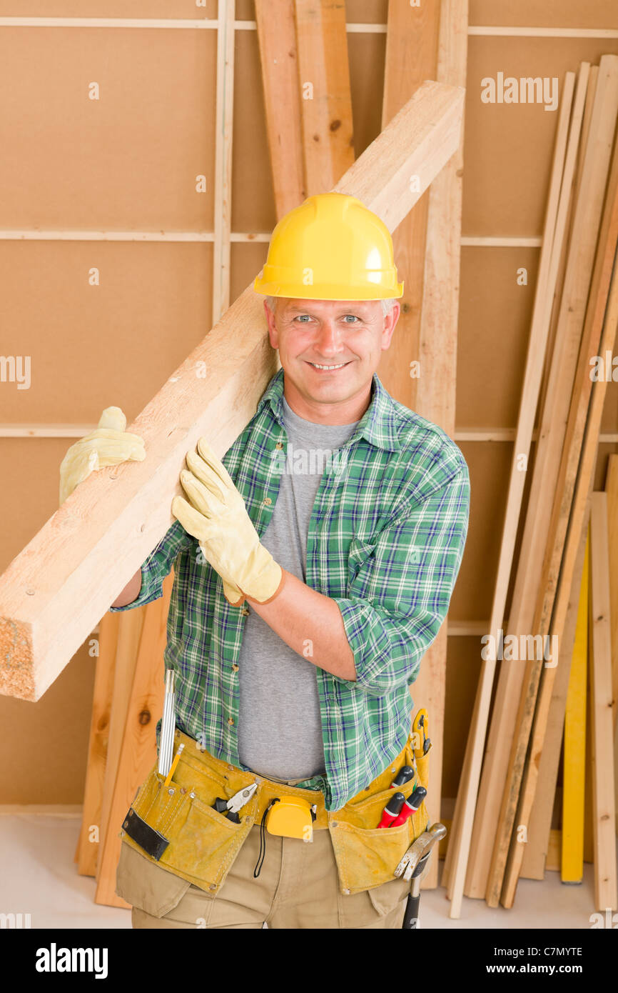 Amélioration de l'homme à tout faire professionnel mature carpenter traverse en bois Banque D'Images
