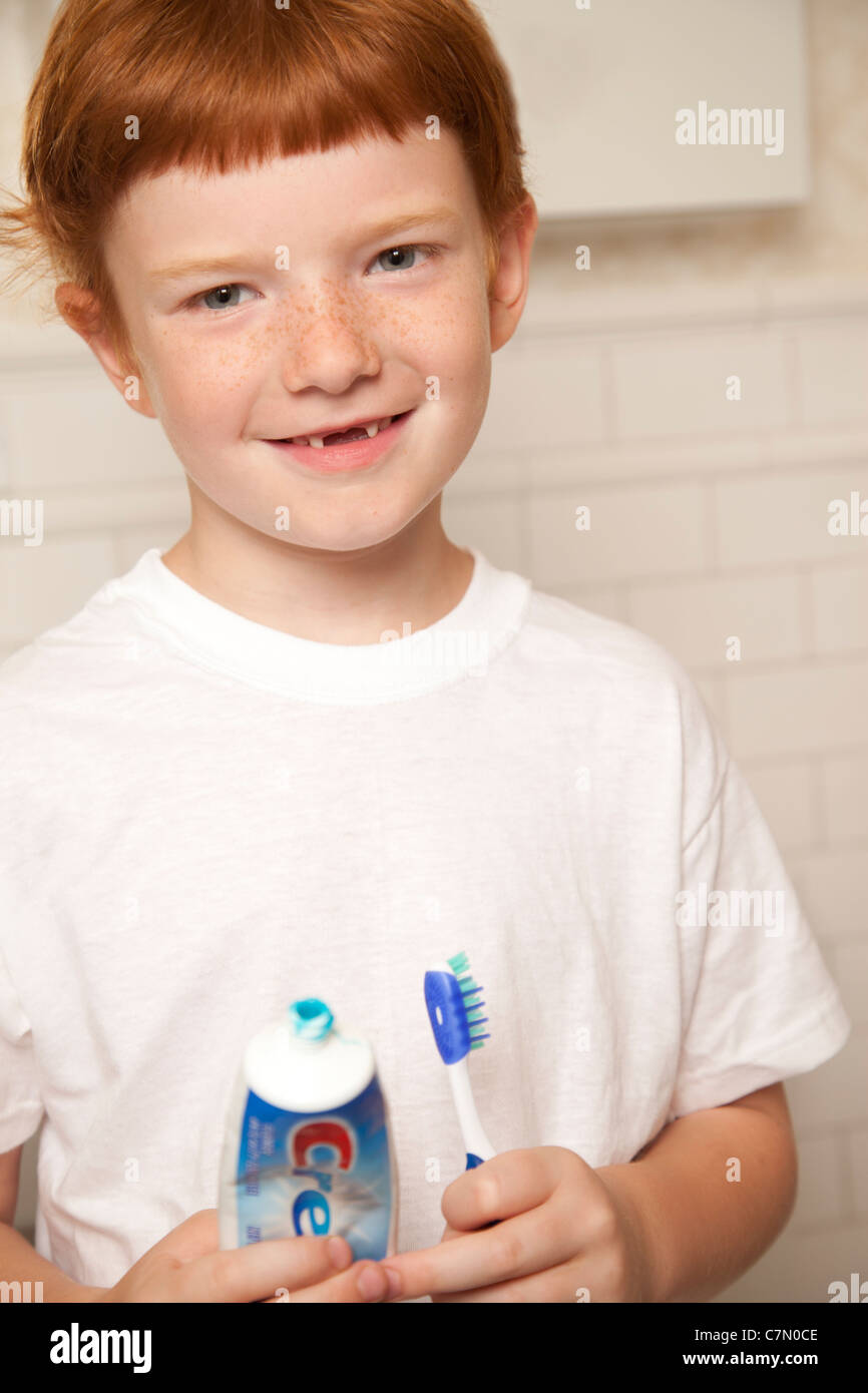 Petit garçon se brosser les dents Banque D'Images