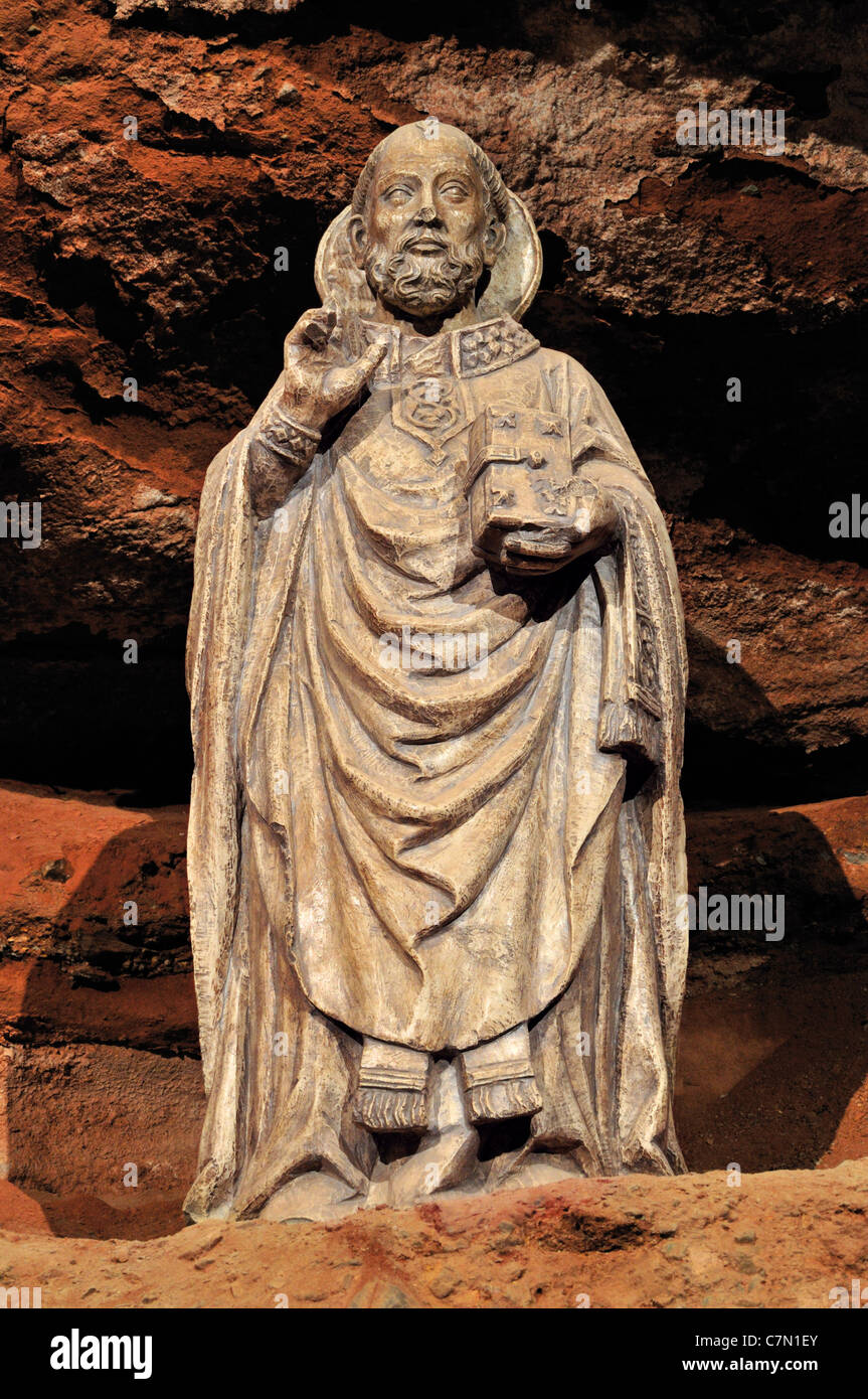 L'Espagne, Monastère de Suso : statue de San Millan sur une grotte autel Banque D'Images