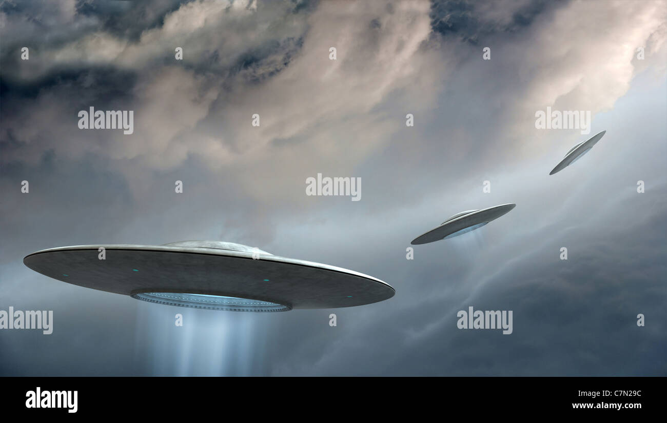 Le rendu 3D de soucoupes volantes sur les nuages de fond spectaculaire Banque D'Images