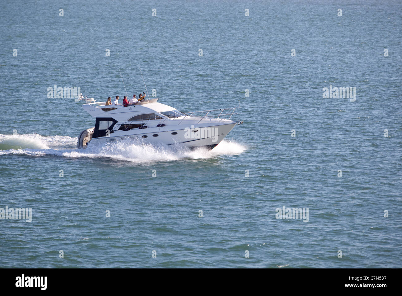 Motor Cruiser navigation sur les eaux de Southampton en Angleterre Banque D'Images